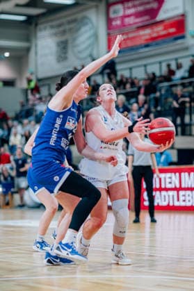 BB-1BL Damen Syntainics MBC Lions - BC Pharmaserv Marburg Anna Suckstorff (GISA Lions MBC), Mia Heide (BC Pharmaserv Marburg) waehrend der Saison 2025-2026 im Halbfinale Playoff im Spiel 2 von 5 in der DBBL Toyota Bundesliga Syntainics MBC Lions und BC Pharmaserv Marburg in der SWH Arena am 13. April 2026 in Halle Saale, Sachsen Anhalt, Deutschland
