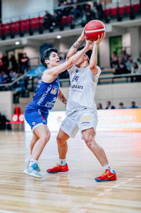 BB-1BL Damen Syntainics MBC Lions - BC Pharmaserv Marburg Ana Raimundo (BC Pharmaserv Marburg), Liz Smith (GISA Lions MBC) waehrend der Saison 2025-2026 im Halbfinale Playoff im Spiel 2 von 5 in der DBBL Toyota Bundesliga Syntainics MBC Lions und BC Pharmaserv Marburg in der SWH Arena am 13. April 2026 in Halle Saale, Sachsen Anhalt, Deutschland