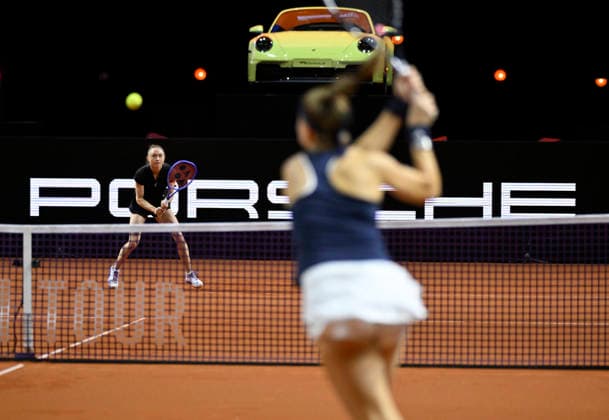Karolina Muchova (CZE) (rechts) gegen Aliaksandra Sasnovich Aljaksandra Sasnowitsch (BLR) (links) dahinter Siegerfahrzeug Porsche 911 Carrera S Cabriolet Tennis Damen Porsche-Cup Porsche Tennis Grand Prix GP Stuttgart 2026 Porsche Arena 11-19.04.2026 DFL REGULATIONS PROHIBIT ANY USE OF PHOTOGRAPHS AS IMAGE SEQUENCES AND OR QUASI-VIDEO Tennis Damen Porsche-Cup Porsche Tennis Grand Prix GP Stuttgart 2026