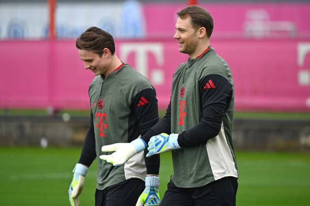 v.re:Manuel NEUER (Torwart Bayern Muenchen), Torwart Jonas URBIG (Bayern Muenchen). Abschlusstraining am 14.04.2026 Fussball Champions League,Saison 2025 26, Viertelfinale FC Bayern-Muenchen -Real Madrid am 15.04.2026 A L L I A N Z A R E N A. Â