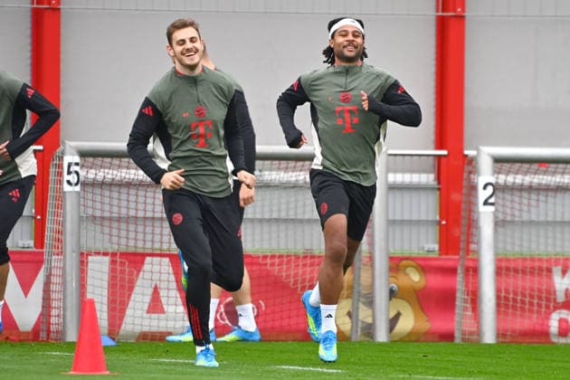 v.re:Serge GNABRY (FC Bayern Muenchen), Josip STANISIC (Bayern Muenchen), Abschlusstraining am 14.04.2026 Fussball Champions League,Saison 2025 26, Viertelfinale FC Bayern-Muenchen -Real Madrid am 15.04.2026 A L L I A N Z A R E N A. Â