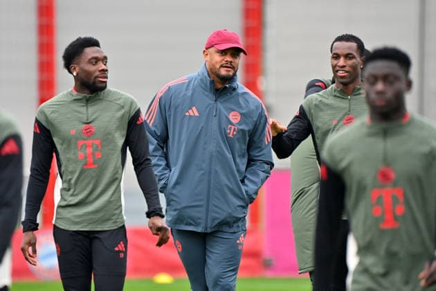 Trainer Vincent KOMPANY (Bayern Muenchen), vorne:Alphonso DAVIES (Bayern Muenchen),re:Nicolas JACKSON (Bayern Muenchen). Abschlusstraining am 14.04.2026 Fussball Champions League,Saison 2025 26, Viertelfinale FC Bayern-Muenchen -Real Madrid am 15.04.2026 A L L I A N Z A R E N A. Â