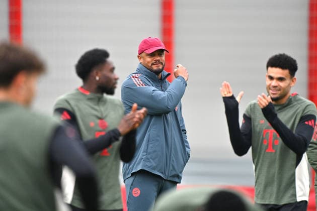 Trainer Vincent KOMPANY (Bayern Muenchen), vorne:Alphonso DAVIES (Bayern Muenchen),re: Luis DIAZ (Bayern Muenchen). Abschlusstraining am 14.04.2026 Fussball Champions League,Saison 2025 26, Viertelfinale FC Bayern-Muenchen -Real Madrid am 15.04.2026 A L L I A N Z A R E N A. Â