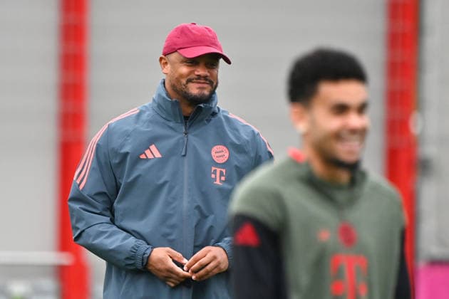 Trainer Vincent KOMPANY (Bayern Muenchen), vorne:Luis DIAZ (Bayern Muenchen). Abschlusstraining am 14.04.2026 Fussball Champions League,Saison 2025 26, Viertelfinale FC Bayern-Muenchen -Real Madrid am 15.04.2026 A L L I A N Z A R E N A. Â