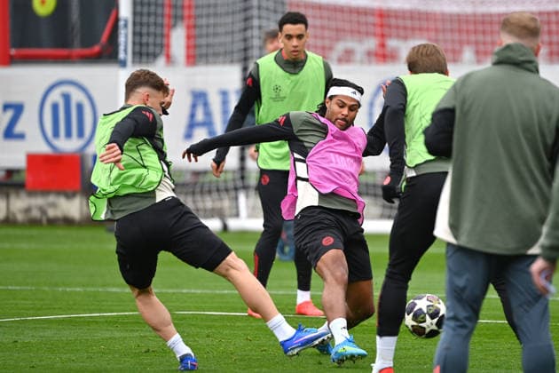 Serge GNABRY (FC Bayern Muenchen), Aktion,Zweikampf gegen Joshua KIMMICH (Bayern Muenchen). Abschlusstraining am 14.04.2026 Fussball Champions League,Saison 2025 26, Viertelfinale FC Bayern-Muenchen -Real Madrid am 15.04.2026 A L L I A N Z A R E N A. Â