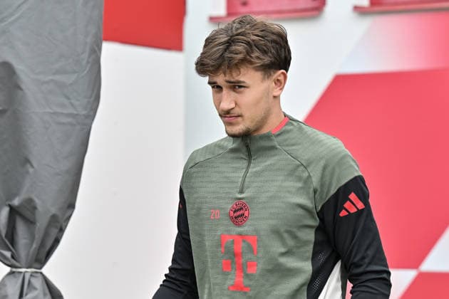 MUNICH, GERMANY - 14. APRIL: TOM BISCHOF (FC Bayern Munich 20) on the way to the pitch during the final Training before the UEFA Champions League Quarterfinal between FC Bayern Munich vs. Real Madrid CF at FC Bayern Trainings ground Saebener Strasse Munich Copyright: xBEAUTIFULxSPORTS Goldbergx