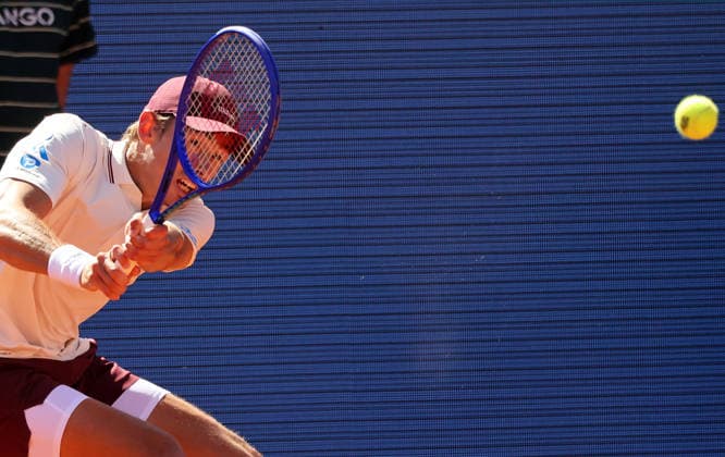 De Minaur v Ofner - Real Club de Tenis Barcelona 1899 Alex de Minaur competes against Sebastian Ofner during the round of 32 match on Day Two of the Barcelona Open Banc Sabadell 73rd Conde de Godo Trophy at Real Club de Tenis Barcelona 1899 in Barcelona, Spain, on April 14, 2026. Barcelona Barcelona Spain  Copyright: xUrbanandsportx originalFilename:urbanandsport-deminaur260414_np4sN.jpg