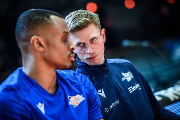 easycredit BBL Basketball Bundesliga 2025 2026 Nachholspiel 23. Spieltag 14.04.2026 Science City Jena vs Basketball Löwen Braunschweig v.li. Chris Carter (Jena) bekommt vor dem Spiel von Co Trainer David Fränzle (Jena) Anweisungen Sparkassen Arena
