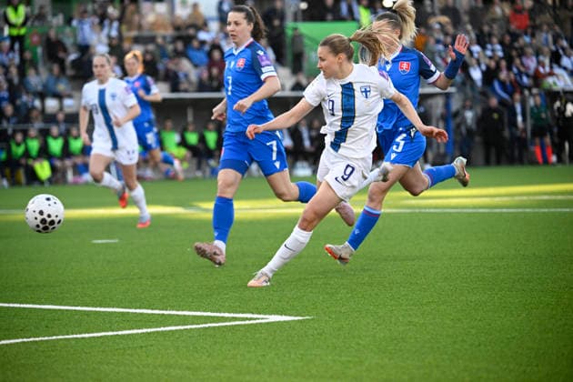 LKS 20260414 Katariina Kosola of Finland scores the opening goal while Patricia Fischerova (7) and Laura Retkesova (3) of Slovakia follow behind during the UEFA Women s football World Cup League B Group B3 qualification match between Finland and Slovakia in Helsinki, Finland on April 14, 2026. - MARKKU ULANDER Helsinki Finland VViueRwB690  Copyright: xMarkkuxUlanderx VViueRwB690
