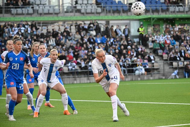 LKS 20260414 Jana Vojtekova (L) of Slovakia and Adelina Engman of Finland see Eveliina Summanen of Finland head the ball during the UEFA Women s football World Cup League B Group B3 qualification match between Finland and Slovakia in Helsinki, Finland on April 14, 2026. - MARKKU ULANDER Helsinki Finland i25PHUfsepA  Copyright: xMarkkuxUlanderx i25PHUfsepA