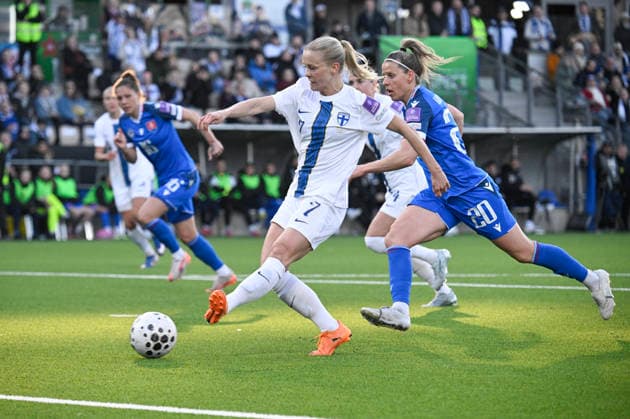 LKS 20260414 Adelina Engman of Finland scores the team s second goal while Jana Vojtekova of Slovakia follows behind during the UEFA Women s football World Cup League B Group B3 qualification match between Finland and Slovakia in Helsinki, Finland on April 14, 2026. - MARKKU ULANDER Helsinki Finland KYx1d4qgvzg  Copyright: xMarkkuxUlanderx KYx1d4qgvzg