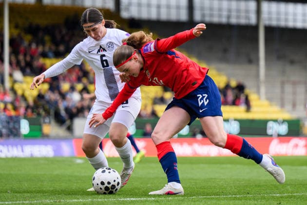 260414 Kaja Korosec of Slovenia and Signe Gaupset of Norway during the FIFA Women s World Cup Qualifier football match between Norway and Slovenia on April 14, 2026 in Lillestrom. Photo: Marius Simensen BILDBYRAN COP 238 VG0919 bbeng fotball soccer football fotboll FIFA World Cup, WM, Weltmeisterschaft, Fussball qualifiers vm-kvalifisering kvinner vm kvalik landskamp dam norge norway slovenien slovenia Copyright: MARIUSxSIMENSEN BB260414BB388