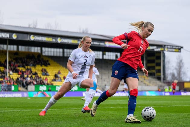 260414 Lana Golob of Slovenia and Ada Hegerberg of Norway during the FIFA Women s World Cup Qualifier football match between Norway and Slovenia on April 14, 2026 in Lillestrom. Photo: Marius Simensen BILDBYRAN COP 238 VG0919 bbeng fotball soccer football fotboll FIFA World Cup, WM, Weltmeisterschaft, Fussball qualifiers vm-kvalifisering kvinner vm kvalik landskamp dam norge norway slovenien slovenia Copyright: MARIUSxSIMENSEN BB260414BB391