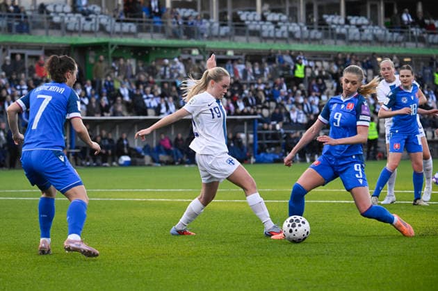 LKS 20260414 Lotta Lindström (C) of Finland vies with Ludmila Matavkova (R) of Slovakia while Patricia Fischerova (L) of Slovakia looks on during the UEFA Women s football World Cup League B Group B3 qualification match between Finland and Slovakia in Helsinki, Finland on April 14, 2026. - MARKKU ULANDER Helsinki Finland vNaqW9iwO4U  Copyright: xMarkkuxUlanderx vNaqW9iwO4U