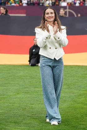 Sportdirektorin Frauen Nia Künzer und DFB Präsident Bernd Neuendorf verabschieden die langjährige Nationalspielerin Sara Däbritz - Nürnberg 14.04.2026: Deutschland vs. Österreich, Max-Morlock-Stadion, Womens WM Qualifikation