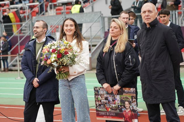 Sportdirektorin Frauen Nia Künzer und DFB Präsident Bernd Neuendorf verabschieden die langjährige Nationalspielerin Sara Däbritz - Nürnberg 14.04.2026: Deutschland vs. Österreich, Max-Morlock-Stadion, Womens WM Qualifikation