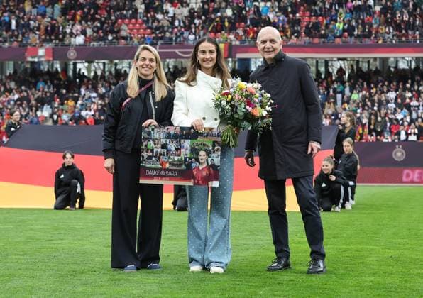14.04.2026 - Fussball Frauenfussball - Länderspiel - WM-Qualifikationsspiel Qualikfikation Qualifikationsspiel zur Weltmeisterschaft 2027 - Deutschland gg Österreich - Sportfoto Zink DaMa - xdaxmax - Sara Däbritz Daebritz (ehem Spielen Deutschland, mitte ) wird von Nia Künzer Kuenzer (DFB-Sportdirektorin ) sowie Bernd Neuendorf (DFB-Präsident ) verabschiedet