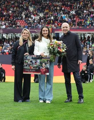 14.04.2026 - Fussball Frauenfussball - Länderspiel - WM-Qualifikationsspiel Qualikfikation Qualifikationsspiel zur Weltmeisterschaft 2027 - Deutschland gg Österreich - Sportfoto Zink DaMa - xdaxmax - Sara Däbritz Daebritz (ehem Spielen Deutschland, mitte ) wird von Nia Künzer Kuenzer (DFB-Sportdirektorin ) sowie Bernd Neuendorf (DFB-Präsident ) verabschiedet