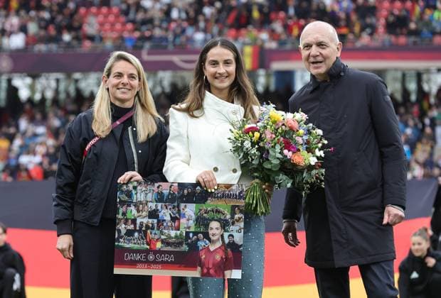14.04.2026 - Fussball Frauenfussball - Länderspiel - WM-Qualifikationsspiel Qualikfikation Qualifikationsspiel zur Weltmeisterschaft 2027 - Deutschland gg Österreich - Sportfoto Zink DaMa - xdaxmax - Sara Däbritz Daebritz (ehem Spielen Deutschland, mitte ) wird von Nia Künzer Kuenzer (DFB-Sportdirektorin ) sowie Bernd Neuendorf (DFB-Präsident ) verabschiedet