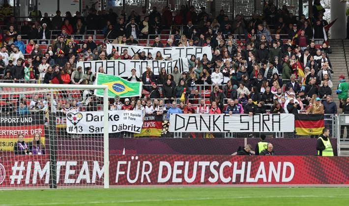 14.04.2026 - Fussball Frauenfussball - Länderspiel - WM-Qualifikationsspiel Qualikfikation Qualifikationsspiel zur Weltmeisterschaft 2027 - Deutschland gg Österreich - Sportfoto Zink DaMa - xdaxmax - Spruchband Transparent der Zuschauer Publikum Fans für Sara Däbritz Daebritz (ehem Spielen Deutschland )