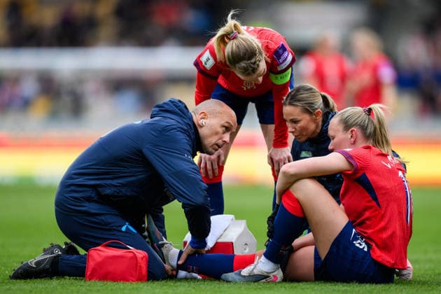 260414 Frida Maanum of Norway in pain during the FIFA Women s World Cup Qualifier football match between Norway and Slovenia on April 14, 2026 in Lillestrom. Photo: Marius Simensen BILDBYRAN COP 238 VG0919 bbeng fotball soccer football fotboll FIFA World Cup, WM, Weltmeisterschaft, Fussball qualifiers vm-kvalifisering kvinner vm kvalik landskamp dam norge norway slovenien slovenia skada Copyright: MARIUSxSIMENSEN BB260414BB396