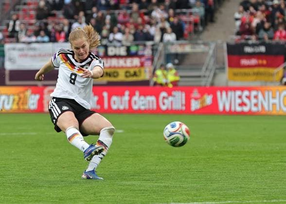 14.04.2026 - Fussball Frauenfussball - Länderspiel - WM-Qualifikationsspiel Qualikfikation Qualifikationsspiel zur Weltmeisterschaft 2027 - Deutschland gg Österreich - Sportfoto Zink DaMa - xdaxmax - Sjoeke Nüsken Nuesken (9, Deutschland ) mit Torschuss