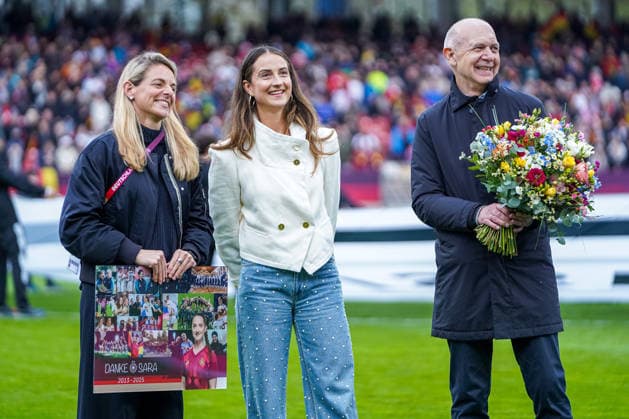 Die ehemalige Nationalspielerin Sara Däbritz (mitte) wird vor dem Länderspiel von Nia Künzer (linkgs) und Bernd Neuendorf (DFB-Präsident)verabschiedet am 14.04.2026 in Nürnberg. Nürnberg Max-Morlock-Stadion Bayern Deutschland