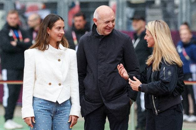 links nach rechts: Sara Daebritz, links, DFB-Praesident Bernd Neuendorf (Deutschland) und Sportdirektorin Nia Kuenzer (Deutschland), Deutschland vs. Oesterreich, DFB, Fussball, Frauen, Qualifikation zur Frauen-WM, Gruppenphase, Gruppe D, Spieltag 3 von 6, Saison 2025 26, 14.04.2026 Nuernberg Bayern Deutschland