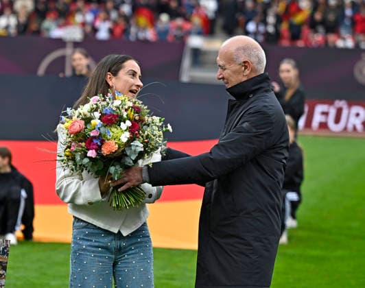 14.04.2026, WM-Qualifikation Europa, Frauen 2026, 3.Spieltag, Deutschland - Österreich, im Max-Morlock-Stadion Nürnberg, Sara Däbritz wird offiziell vom DFB verabschiedet von DFB Präsident Bernd Neuendorf (re, Deutschland)