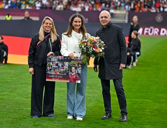 14.04.2026, WM-Qualifikation Europa, Frauen 2026, 3.Spieltag, Deutschland - Österreich, im Max-Morlock-Stadion Nürnberg, Sara Däbritz wird offiziell vom DFB verabschiedet, Nia Künzer (li) und DFB Präsident Bernd Neuendorf (re, Deutschland)