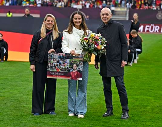 14.04.2026, WM-Qualifikation Europa, Frauen 2026, 3.Spieltag, Deutschland - Österreich, im Max-Morlock-Stadion Nürnberg, Sara Däbritz wird offiziell vom DFB verabschiedet, Nia Künzer (li) und DFB Präsident Bernd Neuendorf (re, Deutschland)