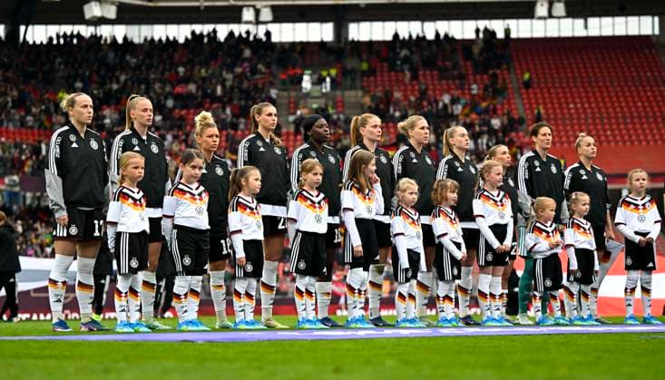 14.04.2026, WM-Qualifikation Europa, Frauen 2026, 3.Spieltag, Deutschland - Österreich, im Max-Morlock-Stadion Nürnberg, Die Spielerinnen stehen in einer Reihe