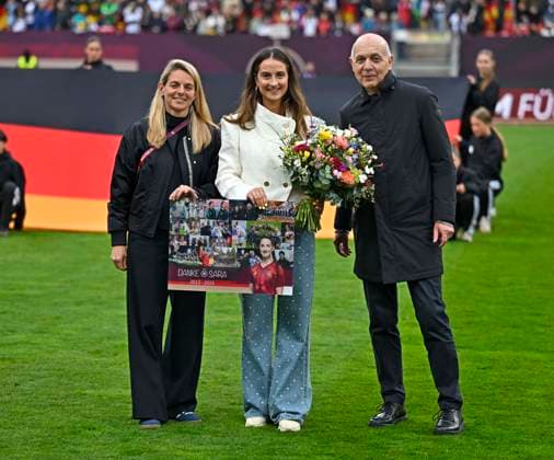 14.04.2026, WM-Qualifikation Europa, Frauen 2026, 3.Spieltag, Deutschland - Österreich, im Max-Morlock-Stadion Nürnberg, Sara Däbritz wird offiziell vom DFB verabschiedet, Nia Künzer (li) und DFB Präsident Bernd Neuendorf (re, Deutschland)