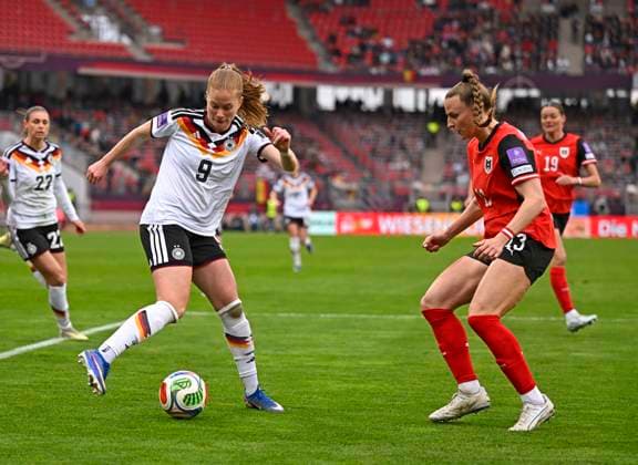 RECORD DATE NOT STATED 14.04.2026, WM-Qualifikation Europa, Frauen 2026, 3.Spieltag, Deutschland - Österreich, im Max-Morlock-Stadion Nürnberg, v.l. Sjoeke Nüsken (Deutschland) gegen Virginia Kirchberger (Österreich)
