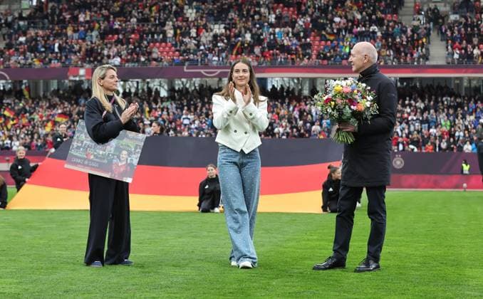 14.04.2026 - Fussball Frauenfussball - Länderspiel - WM-Qualifikationsspiel Qualikfikation Qualifikationsspiel zur Weltmeisterschaft 2027 - Deutschland gg Österreich - Sportfoto Zink DaMa - xdaxmax - Sara Däbritz Daebritz (ehem Spielen Deutschland, mitte ) wird von Nia Künzer Kuenzer (DFB-Sportdirektorin ) sowie Bernd Neuendorf (DFB-Präsident ) verabschiedet