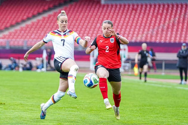 Giulia Gwinn (7 Germany) und Chiara D Angelo (2 Österreich) im Zweikampf um den Ball beim Länderspiel zwischen Deutschland - Österreich am 14.04.2026 in Nürnberg. Nürnberg Max-Morlock-Stadion Bayern Deutschland