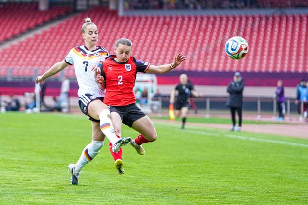 Giulia Gwinn (7 Germany) und Chiara D Angelo (2 Österreich) im Zweikampf um den Ball beim Länderspiel zwischen Deutschland - Österreich am 14.04.2026 in Nürnberg. Nürnberg Max-Morlock-Stadion Bayern Deutschland