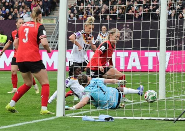 14.04.2026 - Fussball Frauenfussball - Länderspiel - WM-Qualifikationsspiel Qualikfikation Qualifikationsspiel zur Weltmeisterschaft 2027 - Deutschland gg Österreich - Sportfoto Zink DaMa - xdaxmax - Tor Treffer Torschuß zum 1:0 - Torschütze Nicole Anyomi (18, Deutschland ) gegen Mariella El Sherif (1, Österreich )