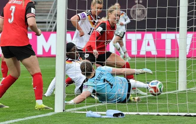 14.04.2026 - Fussball Frauenfussball - Länderspiel - WM-Qualifikationsspiel Qualikfikation Qualifikationsspiel zur Weltmeisterschaft 2027 - Deutschland gg Österreich - Sportfoto Zink DaMa - xdaxmax - Tor Treffer Torschuß zum 1:0 - Torschütze Nicole Anyomi (18, Deutschland ) gegen Mariella El Sherif (1, Österreich )