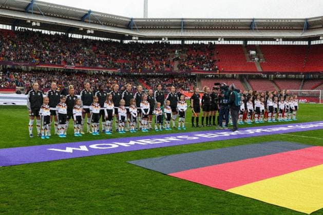 Die beiden Mannschaften beim Abspielen der Nationalhymnen, Deutschland vs. Oesterreich, DFB, Fussball, Frauen, Qualifikation zur Frauen-WM, Gruppenphase, Gruppe D, Spieltag 3 von 6, Saison 2025 26, 14.04.2026 Nuernberg Bayern Deutschland