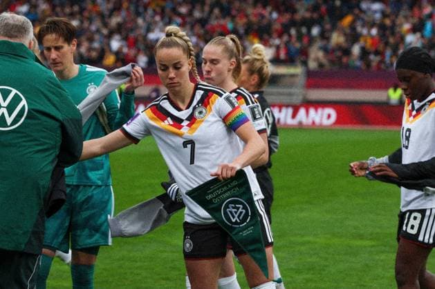 Giulia Gwinn 7 (Deutschland) mit Wimbel vor dem Spiel, Deutschland vs. Oesterreich, DFB, Fussball, Frauen, Qualifikation zur Frauen-WM, Gruppenphase, Gruppe D, Spieltag 3 von 6, Saison 2025 26, 14.04.2026 Nuernberg Bayern Deutschland