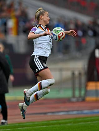 14.04.2026, WM-Qualifikation Europa, Frauen 2026, 3.Spieltag, Deutschland - Österreich, im Max-Morlock-Stadion Nürnberg, Giulia Gwinn (Deutschland) am Ball.