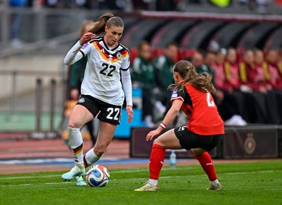 14.04.2026, WM-Qualifikation Europa, Frauen 2026, 3.Spieltag, Deutschland - Österreich, im Max-Morlock-Stadion Nürnberg, v.l. Jule Brand (Deutschland) gegen Chiara D«Angelo (Österreich)