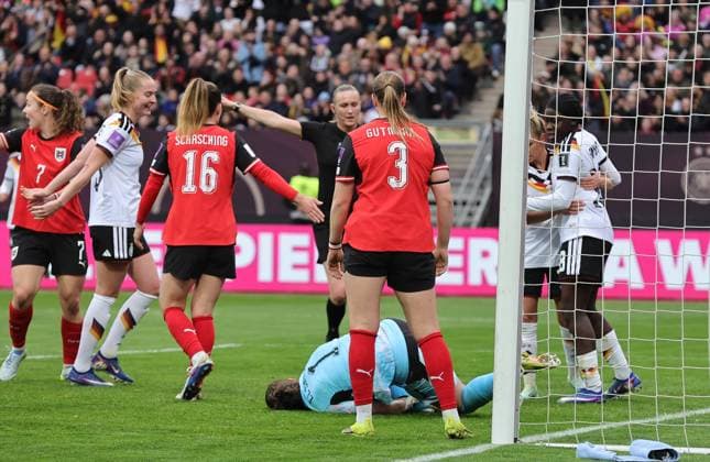 14.04.2026 - Fussball Frauenfussball - Länderspiel - WM-Qualifikationsspiel Qualikfikation Qualifikationsspiel zur Weltmeisterschaft 2027 - Deutschland gg Österreich - Sportfoto Zink DaMa - xdaxmax - Jubel Freude Torjubel nach Tor zum 1:0 - Linda Dallmann (16, Deutschland ) Nicole Anyomi (18, Deutschland ) jubelt freut sich - Torschütze: Nicole Anyomi (18, Deutschland ) - Mariella El Sherif (1, Österreich ) mit Schmerzen Verletzung verletzt am Boden