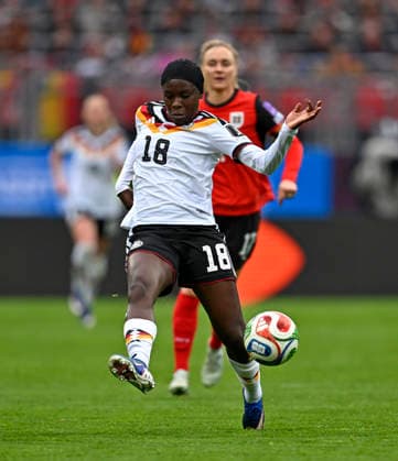 14.04.2026, WM-Qualifikation Europa, Frauen 2026, 3.Spieltag, Deutschland - Österreich, im Max-Morlock-Stadion Nürnberg, Nicole Anyomi (Deutschland) gegen Sarah Puntigam (Österreich)