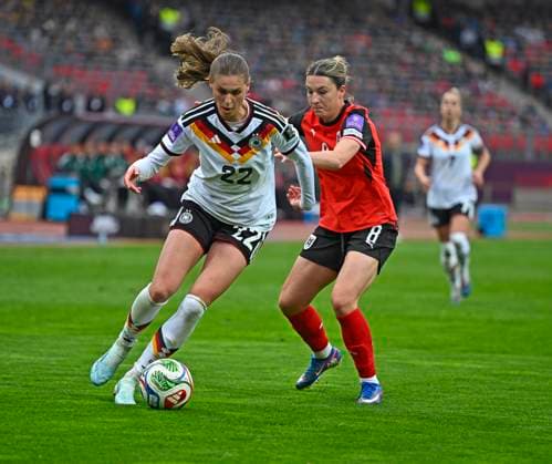 14.04.2026, WM-Qualifikation Europa, Frauen 2026, 3.Spieltag, Deutschland - Österreich, im Max-Morlock-Stadion Nürnberg, v.l. Jule Brand (Deutschland) gegen Barbara Dunst (Österreich)