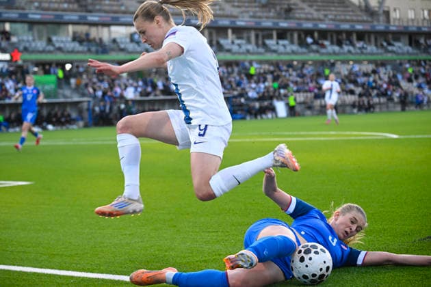 LKS 20260414 Katariina Kosola of Finland jumps over Ludmila Matavkova of Slovakia during the UEFA Women s football World Cup League B Group B3 qualification match between Finland and Slovakia in Helsinki, Finland on April 14, 2026. - MARKKU ULANDER Helsinki Finland J1xtZp-bqRw  Copyright: xMarkkuxUlanderx J1xtZp-bqRw