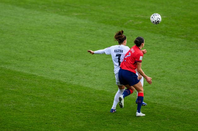 260414 Nina Kajzba of Slovenia and Ingrid Syrstad Engen of Norway during the FIFA Women s World Cup Qualifier football match between Norway and Slovenia on April 14, 2026 in Lillestrom. Photo: Vegard Grott BILDBYRAN kod VG VG0919 bbeng fotball soccer football fotboll FIFA World Cup, WM, Weltmeisterschaft, Fussball qualifiers vm-kvalifisering kvinner vm kvalik landskamp dam norge norway slovenien slovenia Copyright: VEGARDxGRoTT BB260414VG020