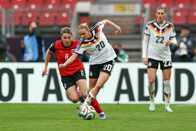 14.04.2026, xovx, Fußball Frauen WM-Qualifikation, Deutschland - Österreich v.l. Barbara Dunst (Österreich), Elisa Senß (Deutschland) Nürnberg Max-Morlock-Stadion Bayern Deutschland (DE)
