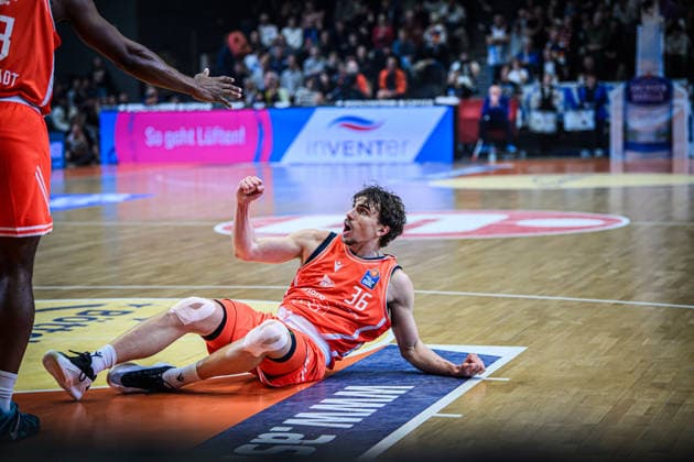 easycredit BBL Basketball Bundesliga 2025 2026 Nachholspiel 23. Spieltag 14.04.2026 Science City Jena vs Basketball Löwen Braunschweig Kristofer Krause (Jena) jubelt am Boden nach einem Ballgewinn Sparkassen Arena